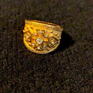 Beautiful gold tone & cubic Zirconia ring. Size 6.